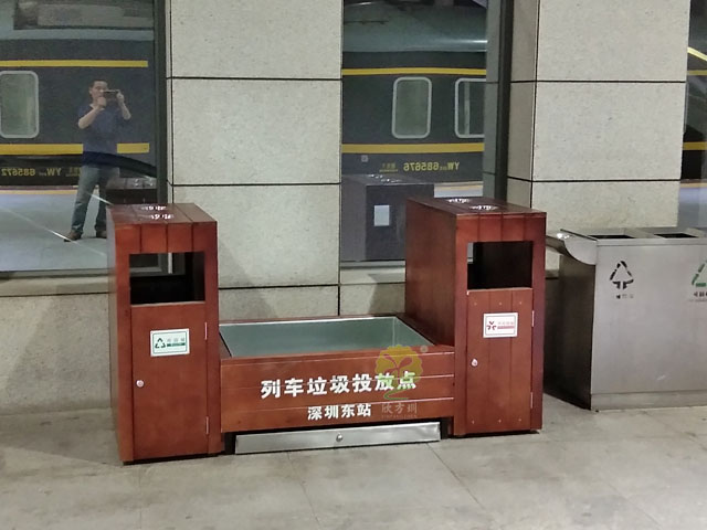 列車(chē)站臺(tái)仿木花箱組合垃圾桶