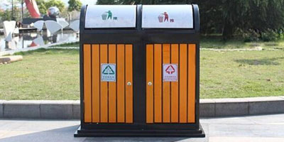 推蓋環(huán)保鋼木分類(lèi)垃圾桶戶外擺放圖